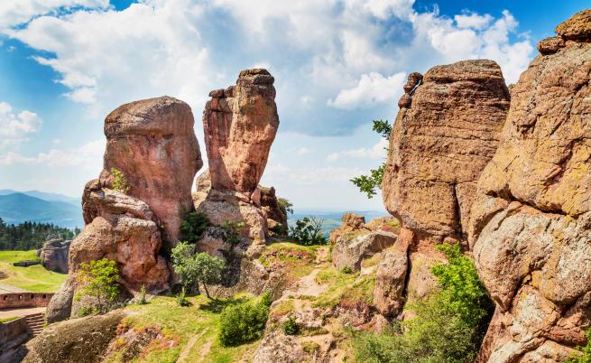 Величествени върхове, пещери, водопади - къде в България да се отбием това лято