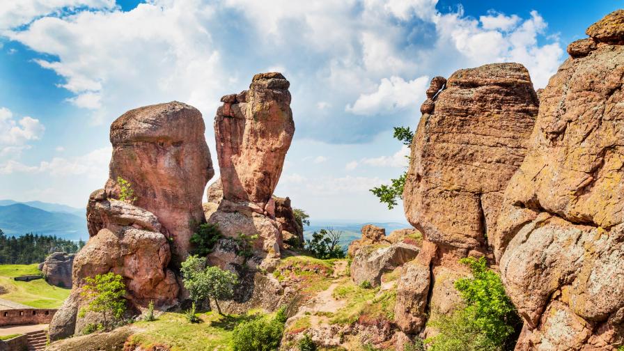  Величествени върхове, пещери, водопади - къде в България да се отбием това лято 