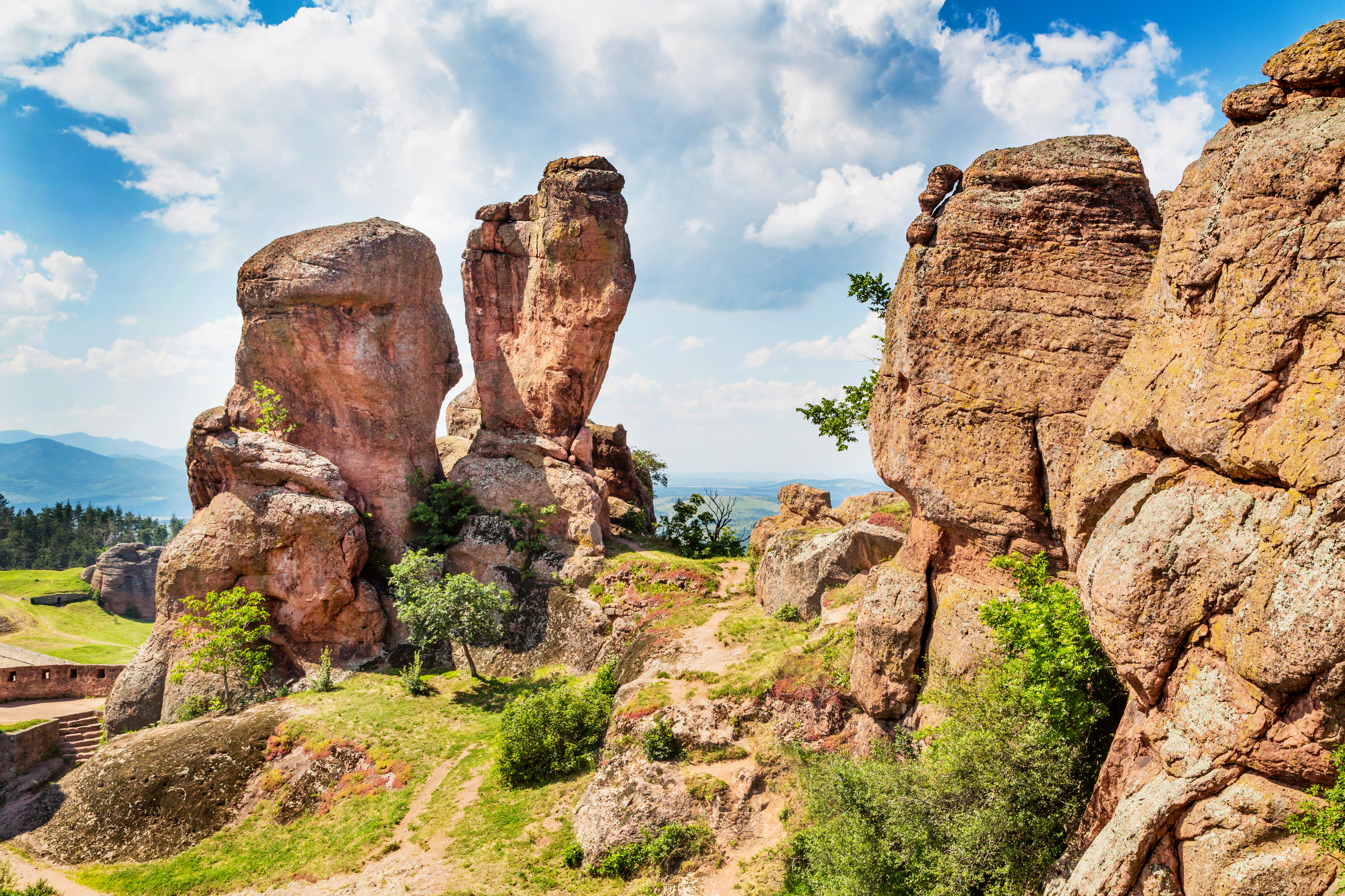 Величествени върхове, пещери, водопади - къде в България да се отбием това лято