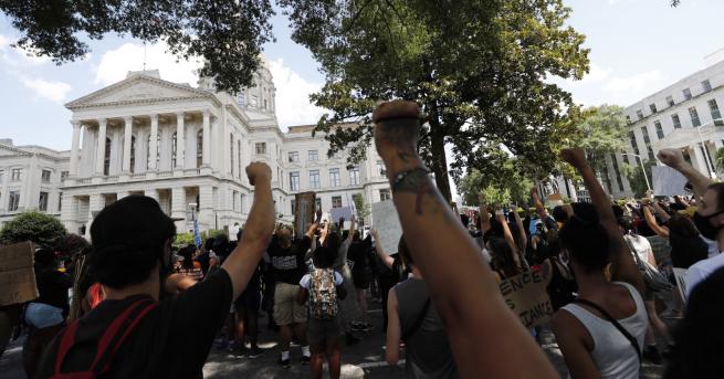 Свят Ново убийство на чернокож в САЩ подпали Атланта Началникът