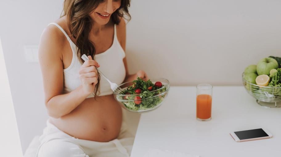 Топ 17 на храните, които най-често се дояждат на жените по време на бременност