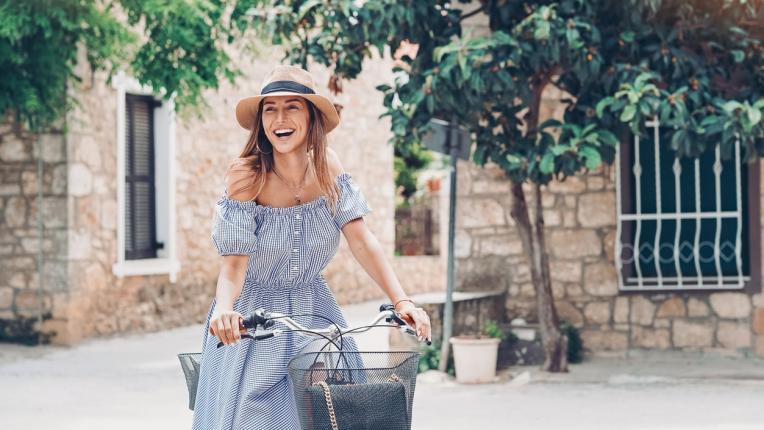 жена лято рокля шапка колело усмивка