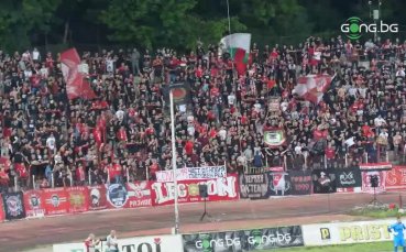 Феновете на ЦСКА усилено подкрепяха червените по време на двубоя