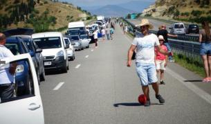 Огромна опашка от автомобили за влизане в Гърция (СНИМКИ)