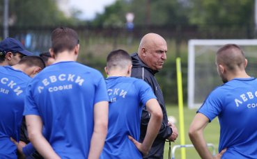 Трима от основните футболисти на Левски Живко Миланов Симеон