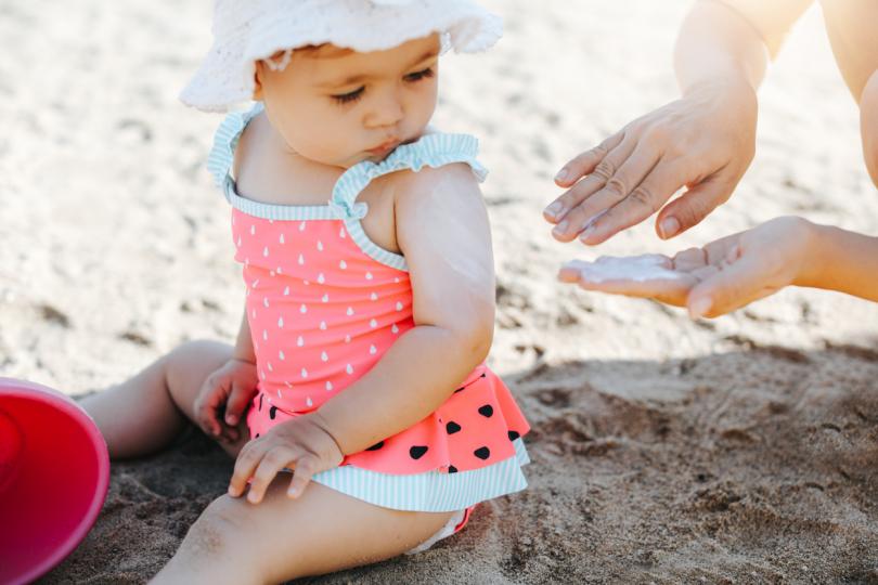 <p><strong>Родителите не се съобразяват с времето за плаж</strong></p>

<p>По обяд слънцето започва яко да пече и разумните хора си събират багажа от плажа. И точно тогава започват да пристигат семейства с малки деца. Явно са имали купон с късно лягане, но какво са виновни децата? Високите температури потискат имунната система, а на брега слънцето е двойно по-силно, защото се отразява във водата и пясъка. И после се чудят защо се разболяват децата по време на почивката&hellip; За да ви е мирна главата, на плаж с малко дете се стои до 11 часа.</p>
