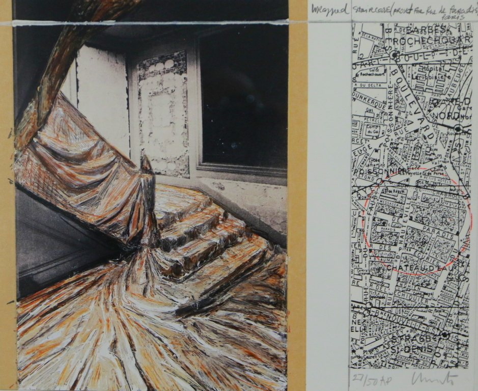 <p>Към литографиите и фотогравюрите са представени и разнообразни текстове за личността и творчеството на Кристо от американските критици Michаel Kimmelman/&ldquo;The New York Times&ldquo;/, Jerry Saltz, руската журналистка Анна Толстова /"Коммерсантъ Weekend"/, написани веднага след смъртта на Кристо.</p>