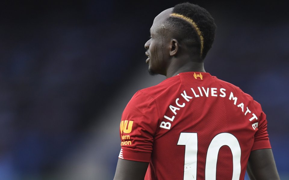 Нападателят на Ливърпул Садио Мане се изложи леко преди мача