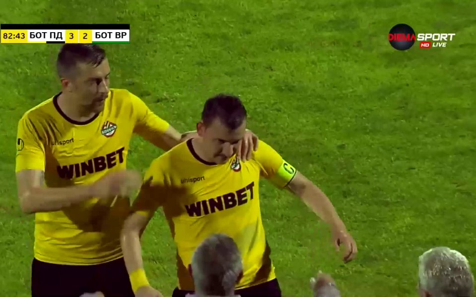 Снарядът на Тодор Неделев във вратата на Ботев Вр .native-ad-suggested-news