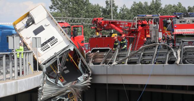 Свят Автобус падна от мост във Варшава, жертви По последни