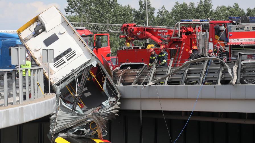  Автобус падна от мост във Варшава, жертви 