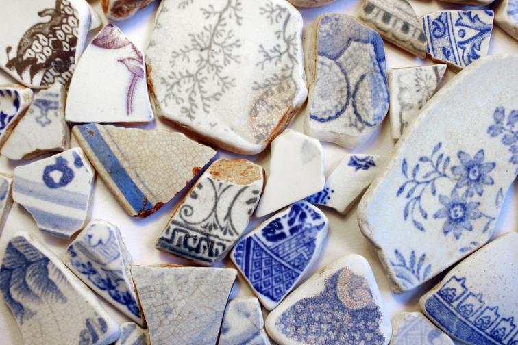  счупени чинии 