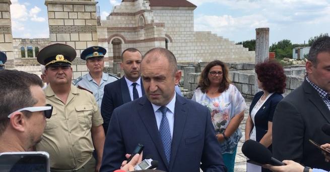 България Президентът Радев говори за страх и зависимости Остра реакция