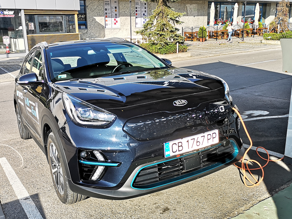 KIA e-Niro е страхотен семеен автомобил. Забавен е за управление, натъпкан е с технологии, има предостатъчно място за петима с багажа им и минава реални 400+ км на ток.