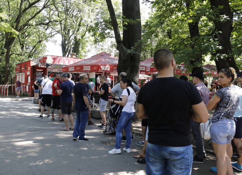 Феновете на ЦСКА чакат за билети пред стадион Българска армия1