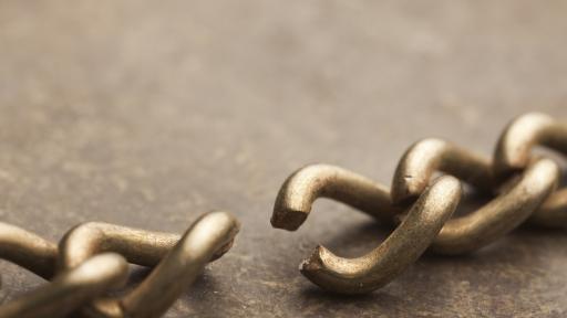  Намериха 14-годишно момиче с верига на крайници, вързали го да не бяга 