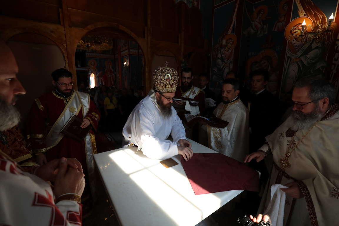 <p>Освещаване на новият храм &bdquo;Св. мчци Рафаил, Николай и Ирина&rdquo; в с. Волуяк - София</p>