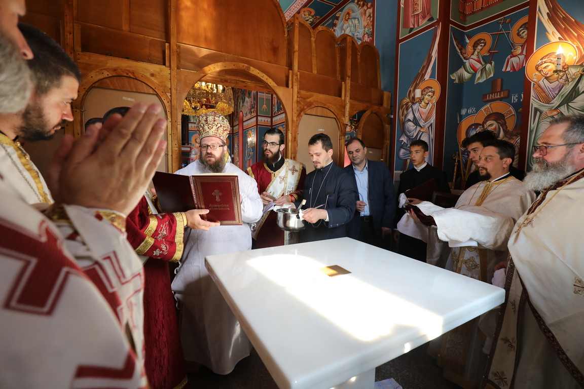 <p>Освещаване на новият храм &bdquo;Св. мчци Рафаил, Николай и Ирина&rdquo; в с. Волуяк - София</p>