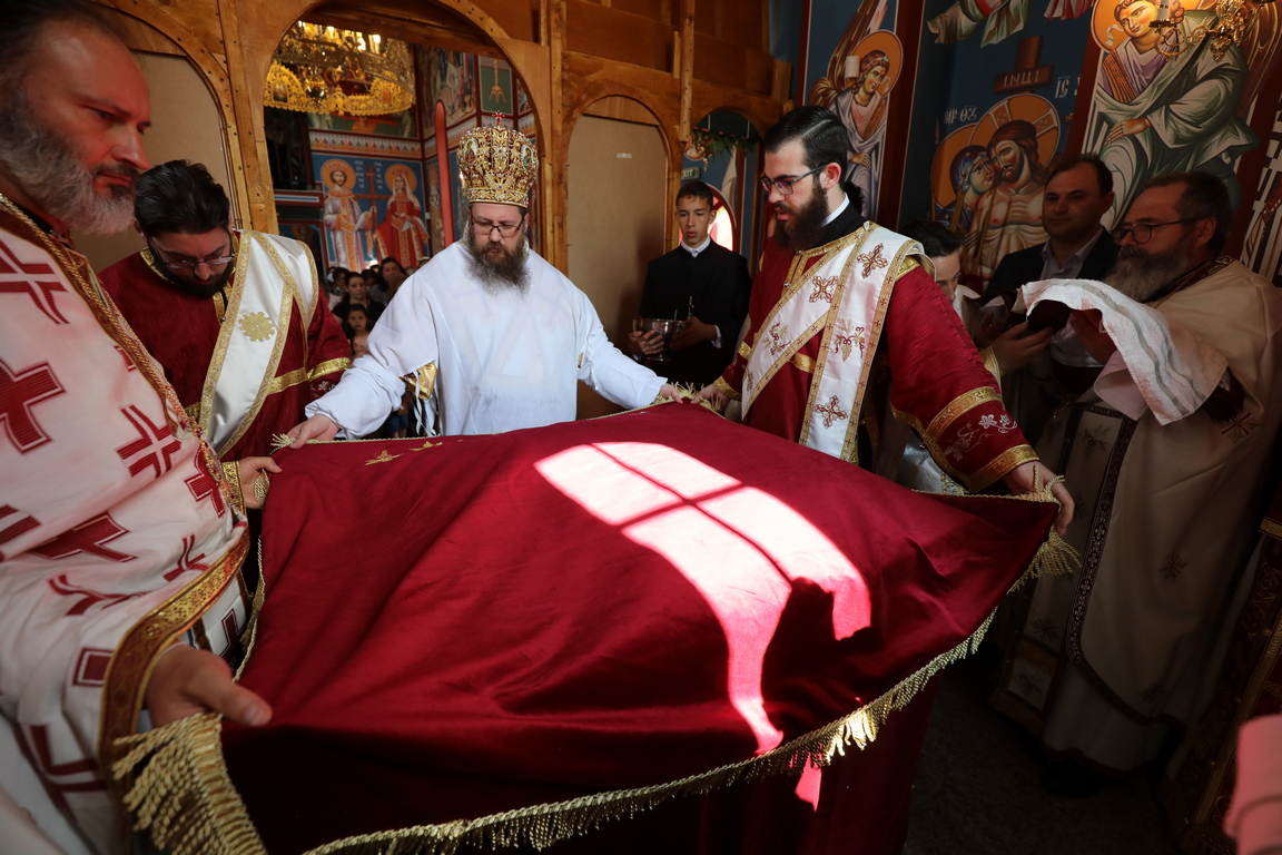 <p>Освещаване на новият храм &bdquo;Св. мчци Рафаил, Николай и Ирина&rdquo; в с. Волуяк - София</p>