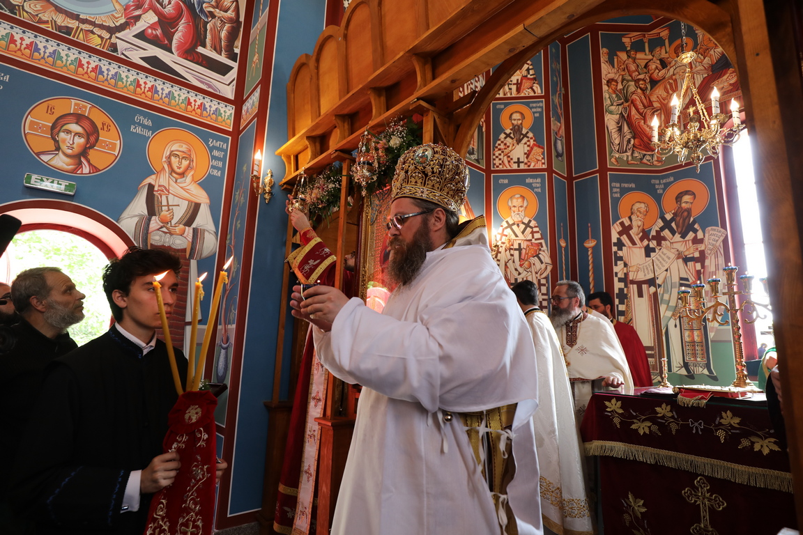 <p>Освещаване на новият храм &bdquo;Св. мчци Рафаил, Николай и Ирина&rdquo; в с. Волуяк - София</p>