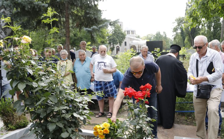 Служители и футболисти на Левски поднасят цветя в памет на Гунди и Котков