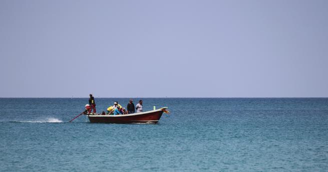 Свят Тежки подозрения Гърция напада лодки с бежанци Страната обаче