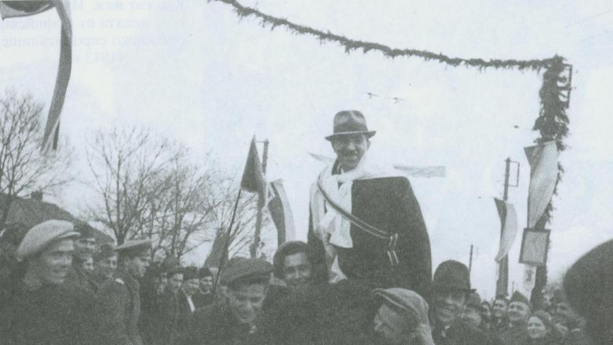 Столичният кмет инж. Иван Иванов на откриването на Първата тролейбусна линия. София, 8 февр. 1941 г.