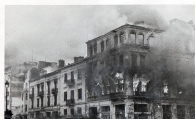  Горящи здания на пл. Св. Неделя след въздушна бомбардировка над София по време на Втората международна война. 1943 г 