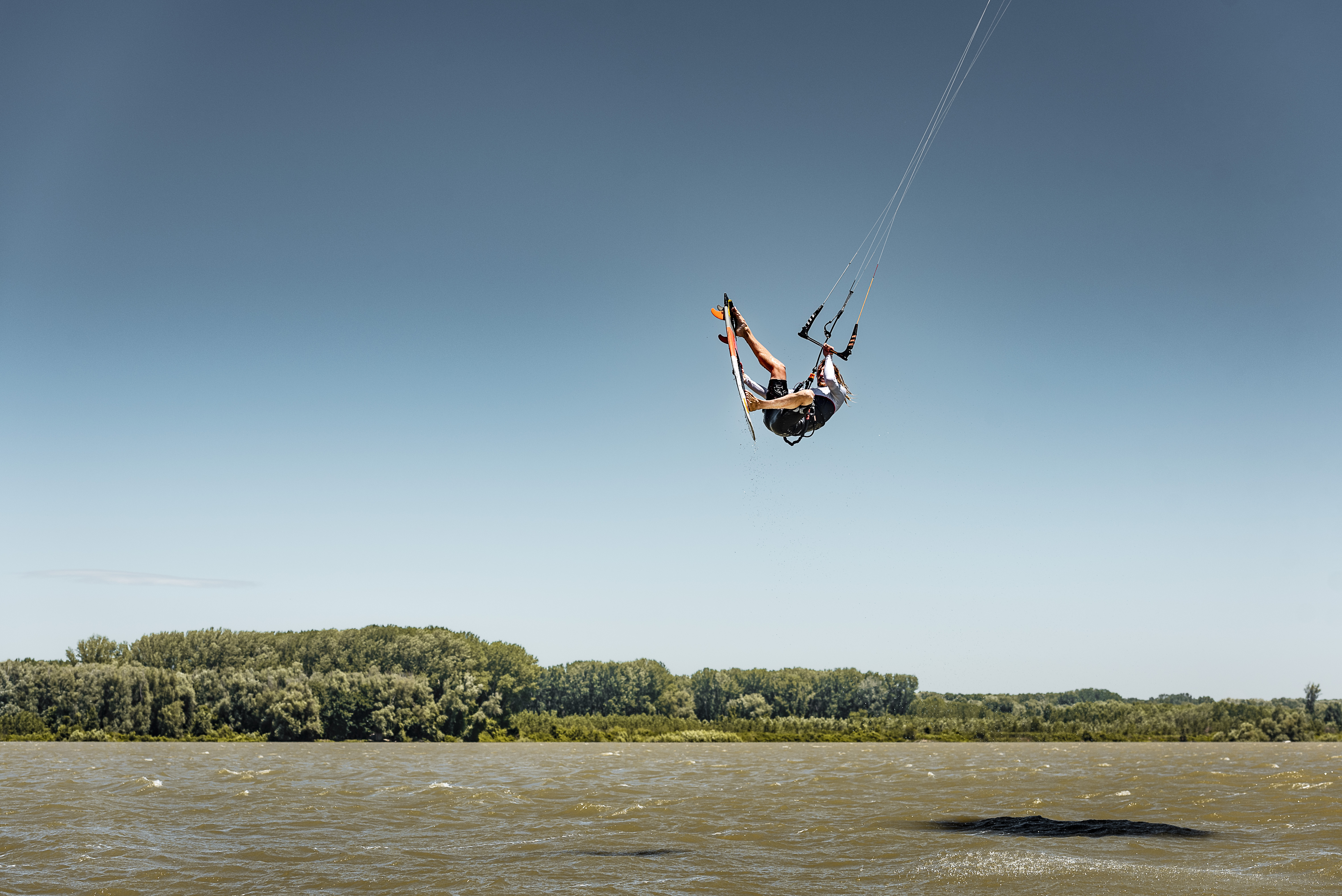 <p>През 2019 г. младият атлет на Red Bull завърши първата си година в Световната купа по кайт сърф на 12-то място в света.</p>