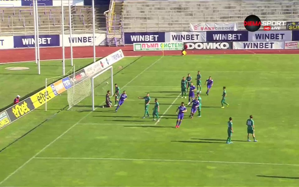 Още в 7-ата минута на двубоя Тонислав Йорданов се разписа