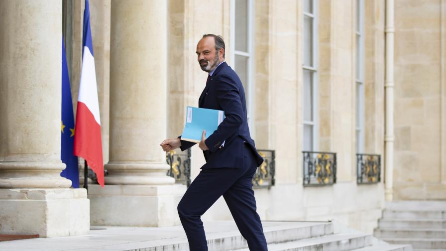  Правителството на Франция подаде оставка 