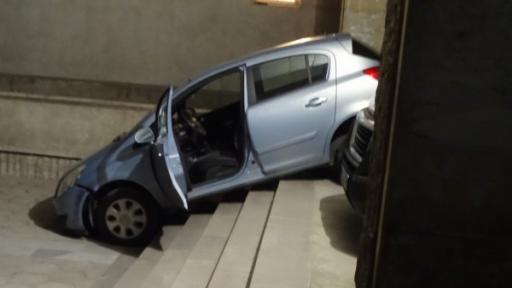  Кола на стълбите на поликлиника в Благоевград 