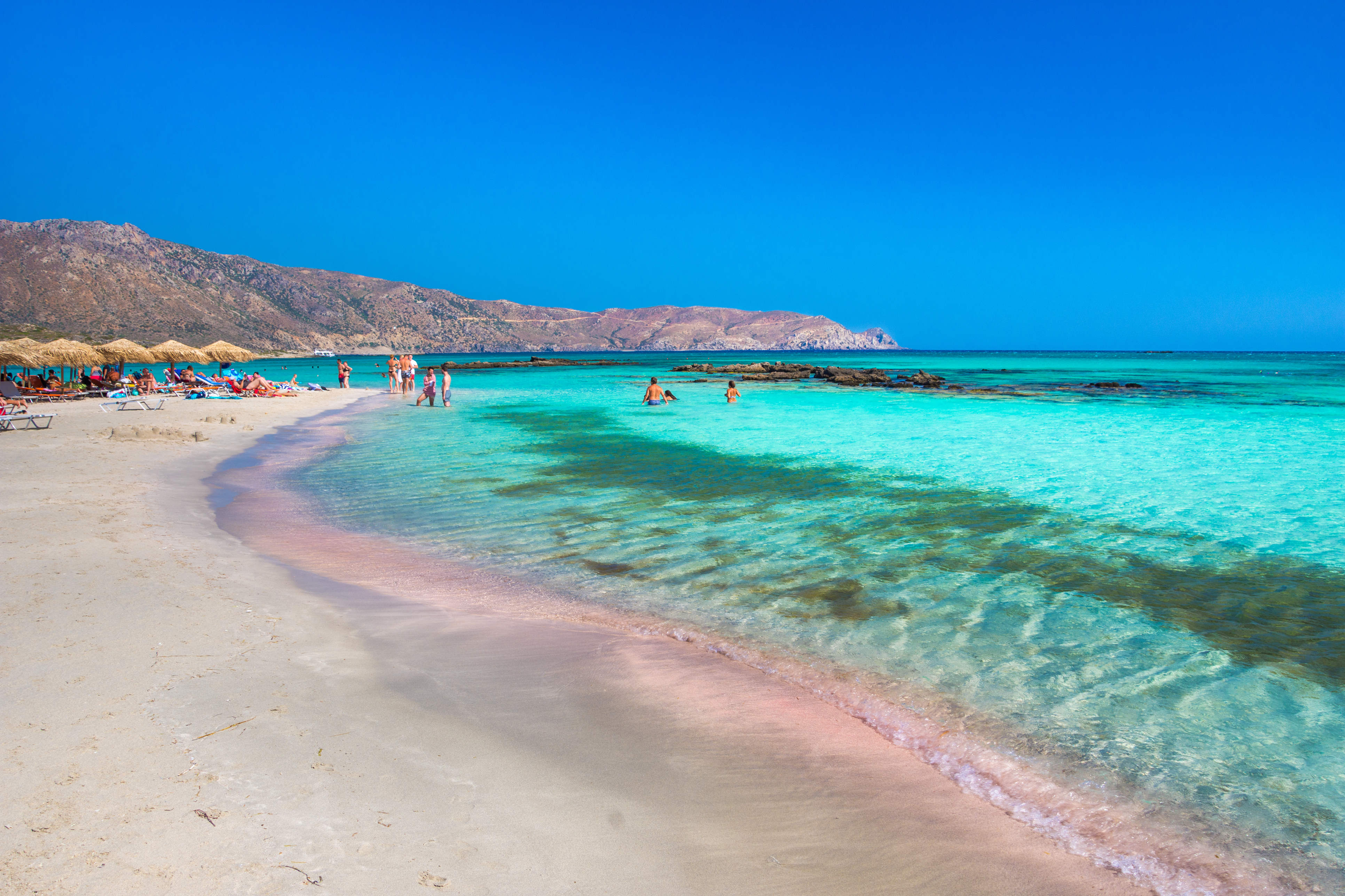<p>Елафониси, Гърция</p>

<p>Искате да отиде на остров? В Гърция имате доста богат избор: островите там са над 3 000. Най-големият е Крит, който посреща над четири милиона любители на слънцето годишно. Многото заливи, в които морето блести във всички цветове, са предпочитана дестинация на почиващите. Заливът Елафониси със своя фин пясъчен плаж е един от най-красивите.</p>