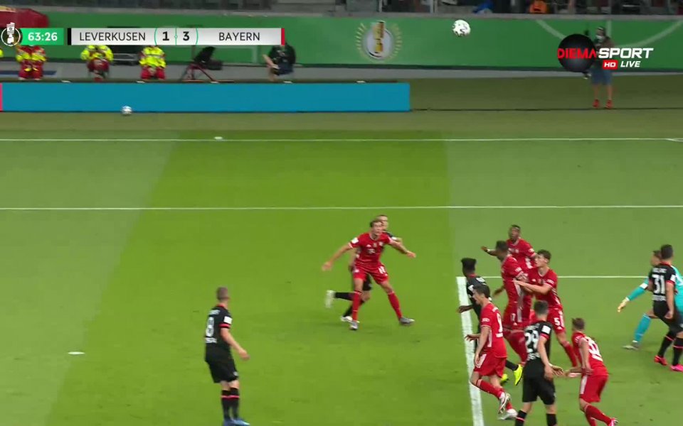 Но Байер реагира мигновено. Бейли центрира от ъглов удар в