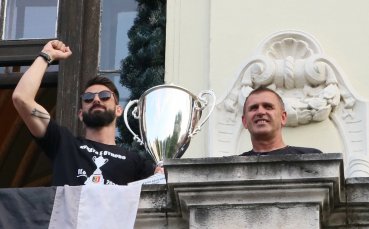 Отборът на Локомотив Пловдив показа от терасата в общината втората поредна Купа