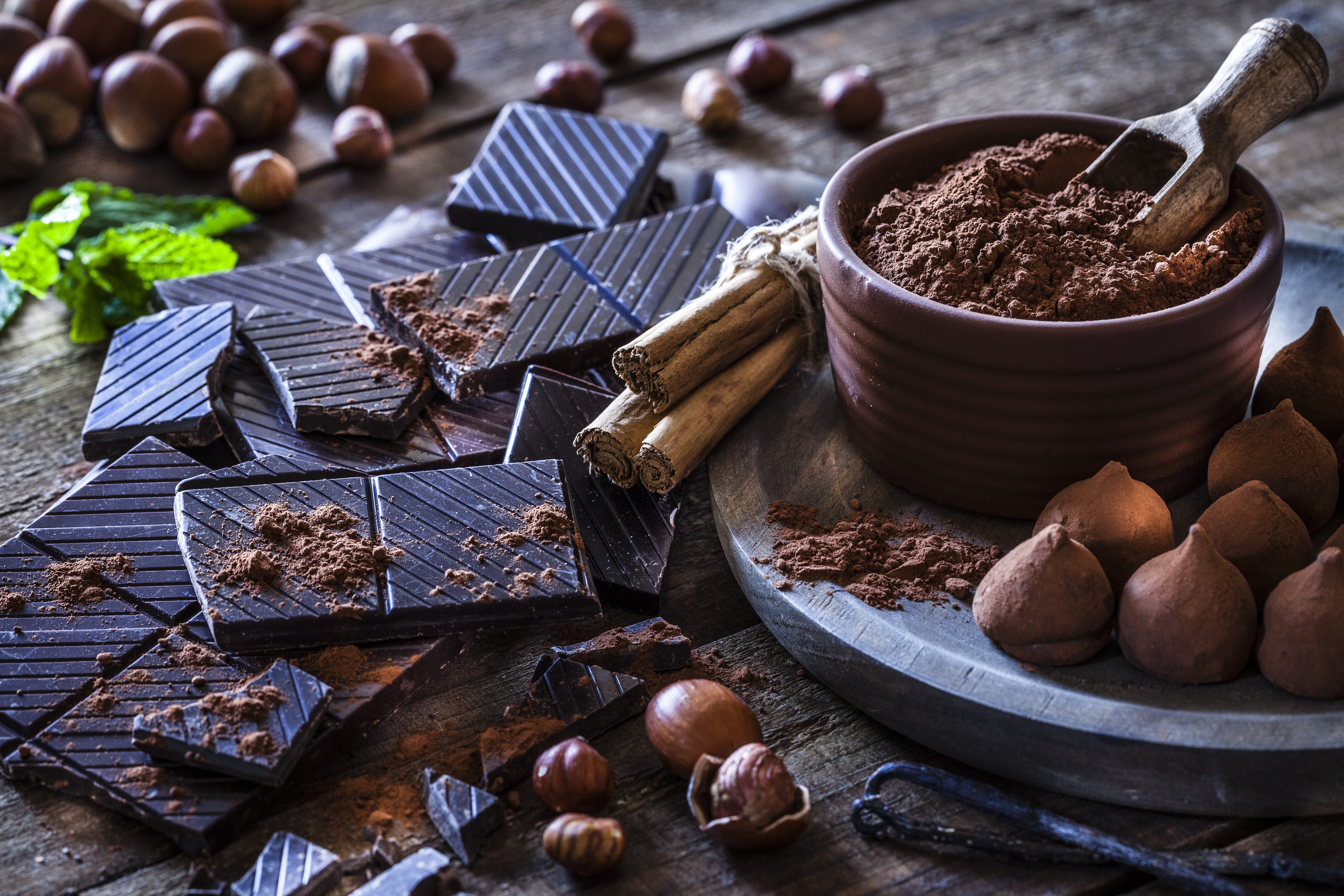 <p><strong>Понижава холестерола</strong></p>

<p>Какаовите зърна, от които се прави шоколада, имат също противовъзпалителни свойства, които помагат срещу увреждания на тъканите. Това е и причината някои лекари да го препоръчват за борба със сърдечно-съдовите заболявания.</p>

<p>Антиоксидантите, които шоколадът съдържа, могат да помогнат за понижаване на LDL холестерола - &bdquo;лошия&ldquo; тип, който води до натрупване на мазнини в артериите ви, като през цялото време поддържа HDL холестерола - &bdquo;добрия&ldquo; тип, който действа като &bdquo;чистач&ldquo; на допълнителния холестерол и &bdquo;измита&ldquo; натрупването му далеч от артериите и обратно към черния дроб.</p>