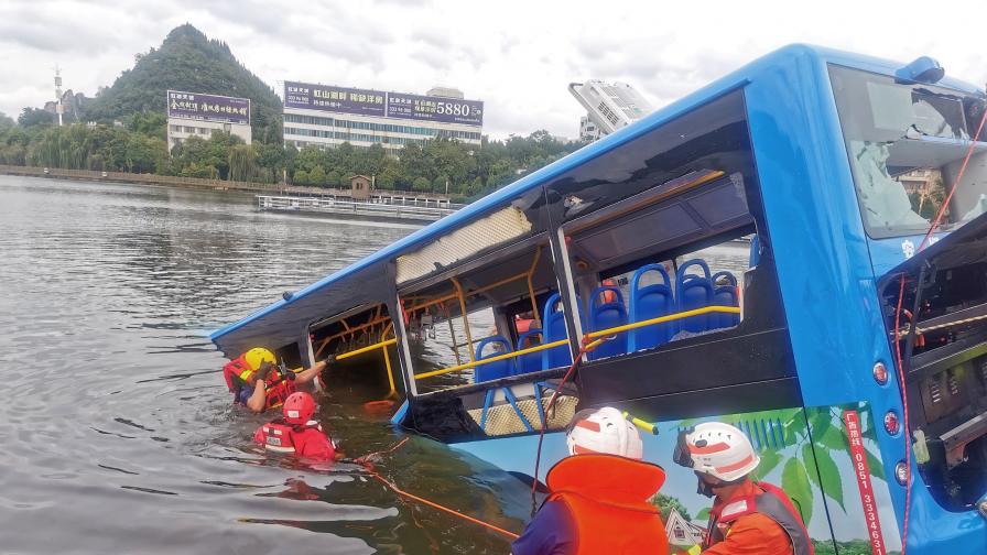 Автобус падна в езеро в Китай, 21 души са загинали