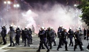 <p>Безредици в Белград, демонстранти нахлуха в парламента</p>