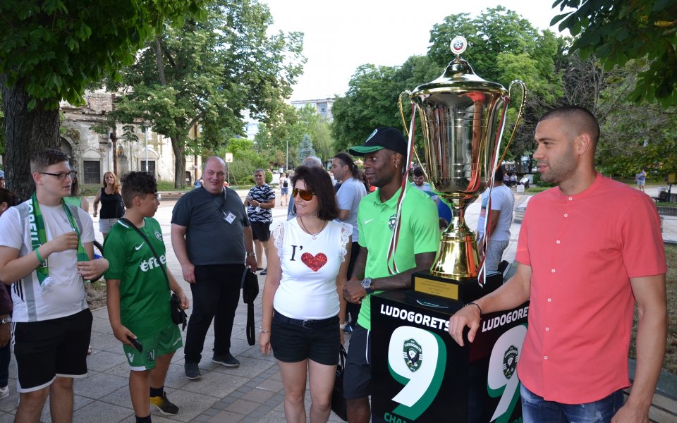 Стотици фенове на Лудогорец се снимаха с купата за деветата