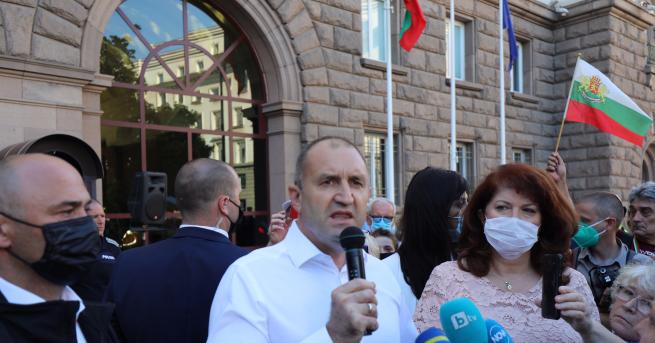 България Два протеста на метри един от друг в