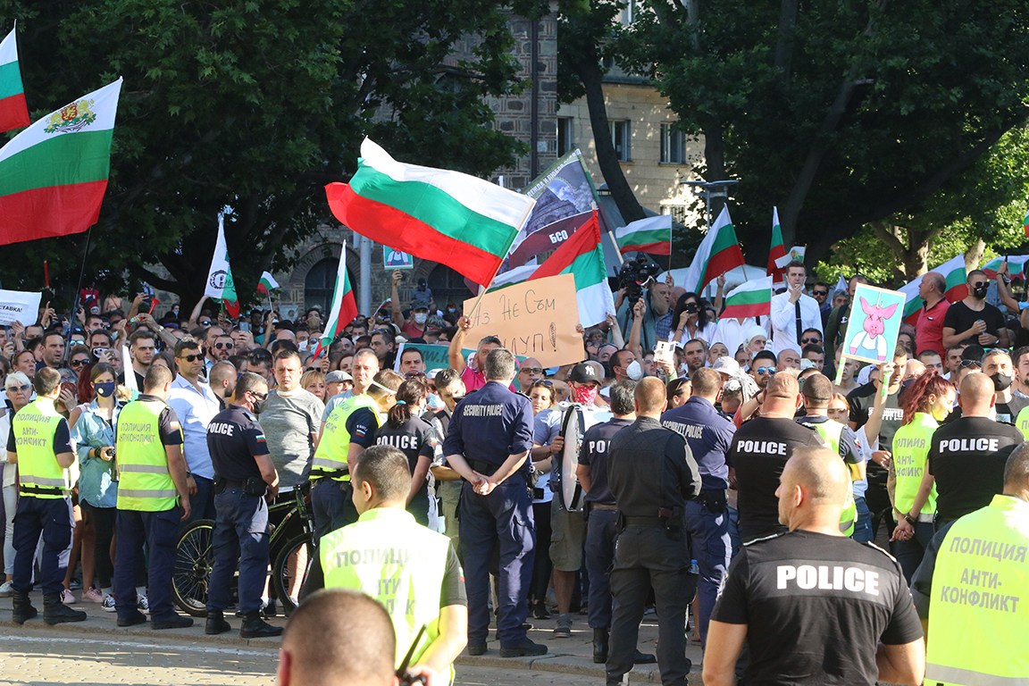 <p>Два протеста на метри един от друг, сблъсъци, арестувани</p>