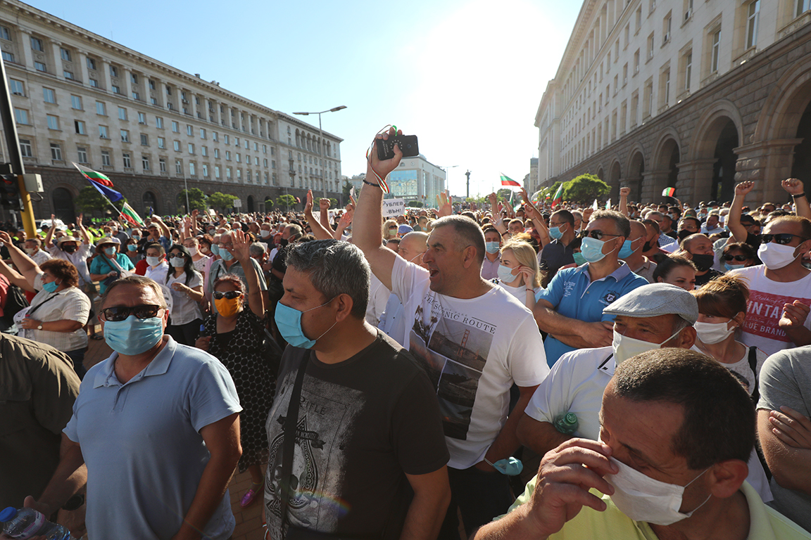 <p>Два протеста на метри един от друг, сблъсъци, арестувани</p>