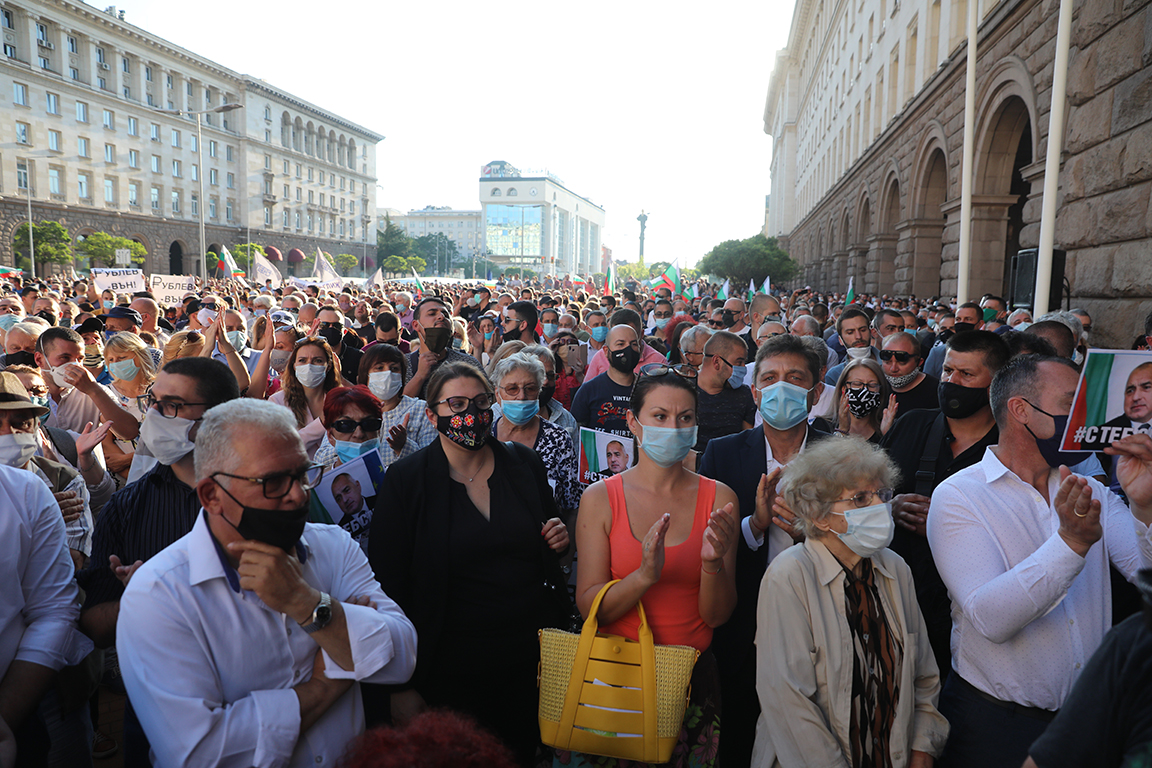 <p>Два протеста на метри един от друг, сблъсъци, арестувани</p>