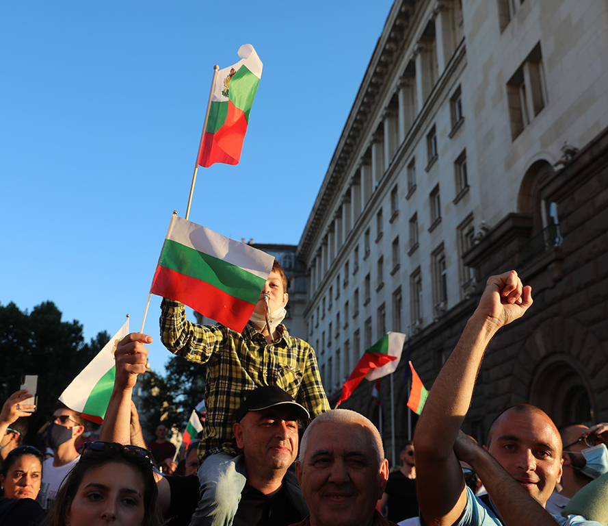 <p>Два протеста на метри един от друг, сблъсъци, арестувани</p>