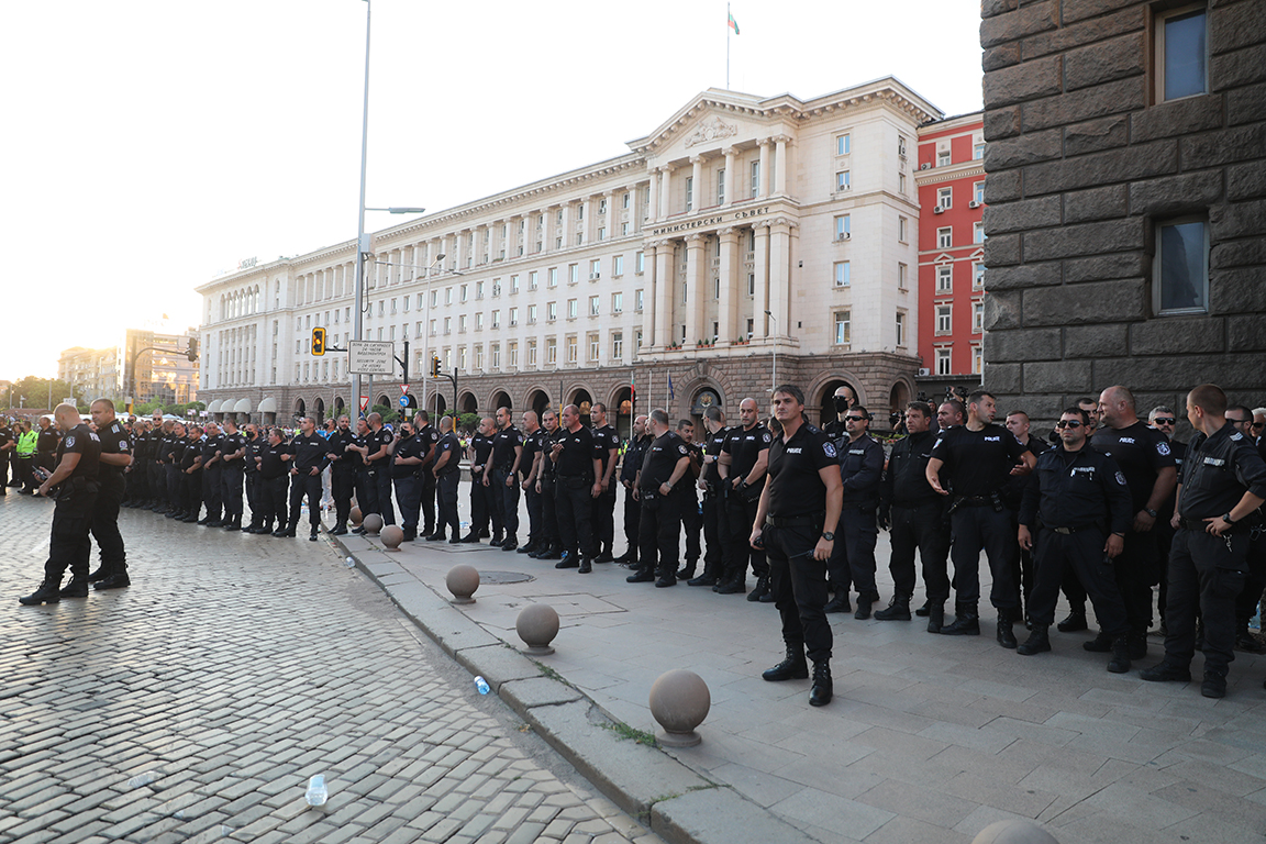 <p>Два протеста на метри един от друг, сблъсъци, арестувани</p>