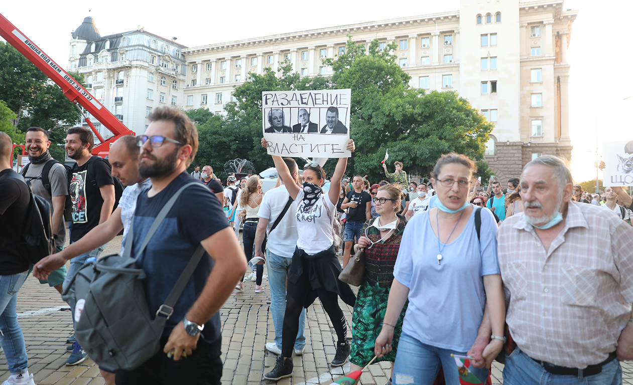 <p>Два протеста на метри един от друг, сблъсъци, арестувани</p>