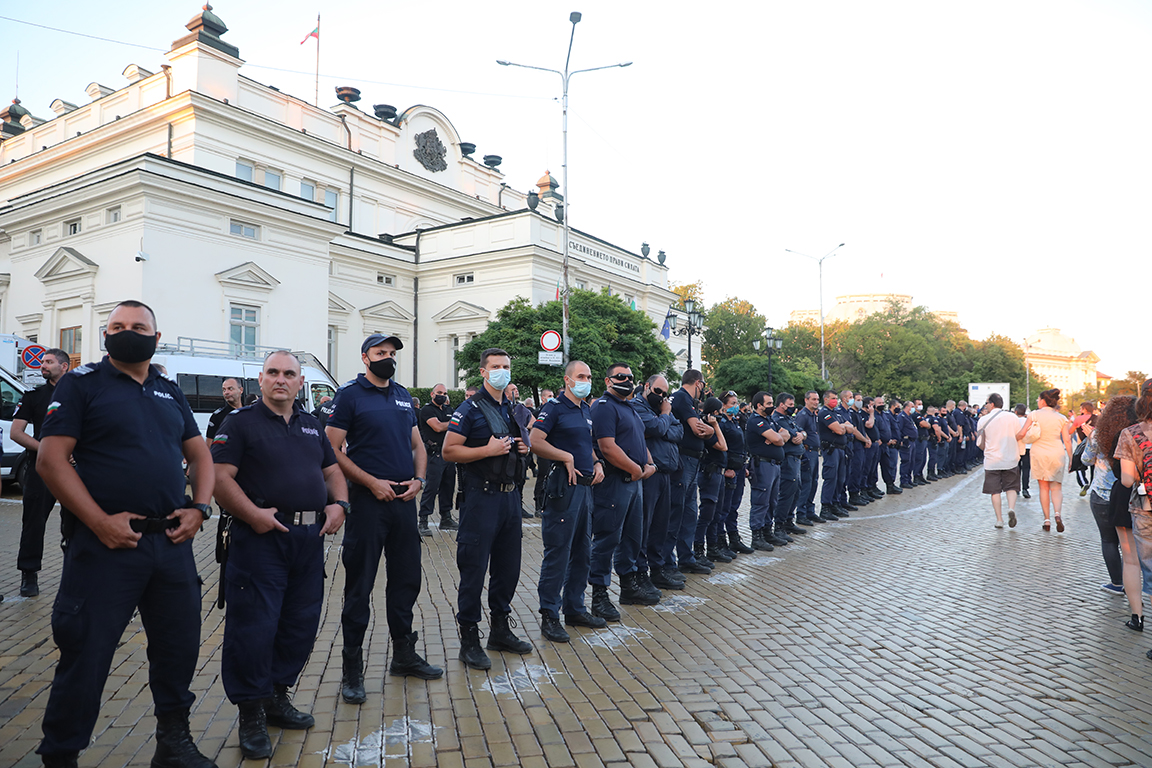 <p>Два протеста на метри един от друг, сблъсъци, арестувани</p>