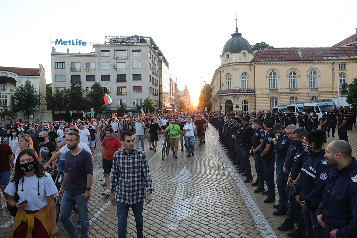 <p>Два протеста на метри един от друг, сблъсъци, арестувани</p>