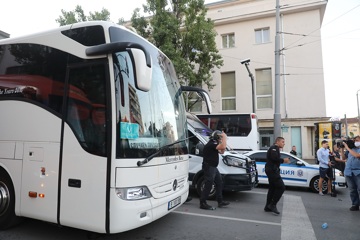 <p>Два протеста на метри един от друг, сблъсъци, арестувани</p>