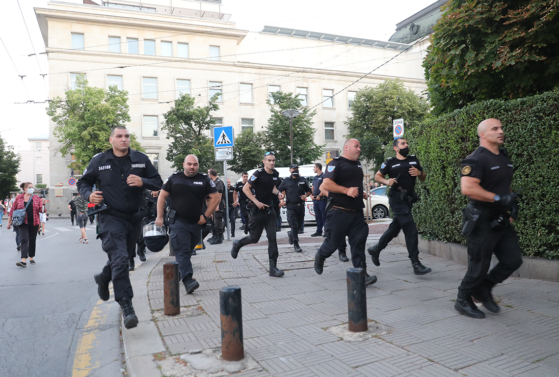 <p>Два протеста на метри един от друг, сблъсъци, арестувани</p>